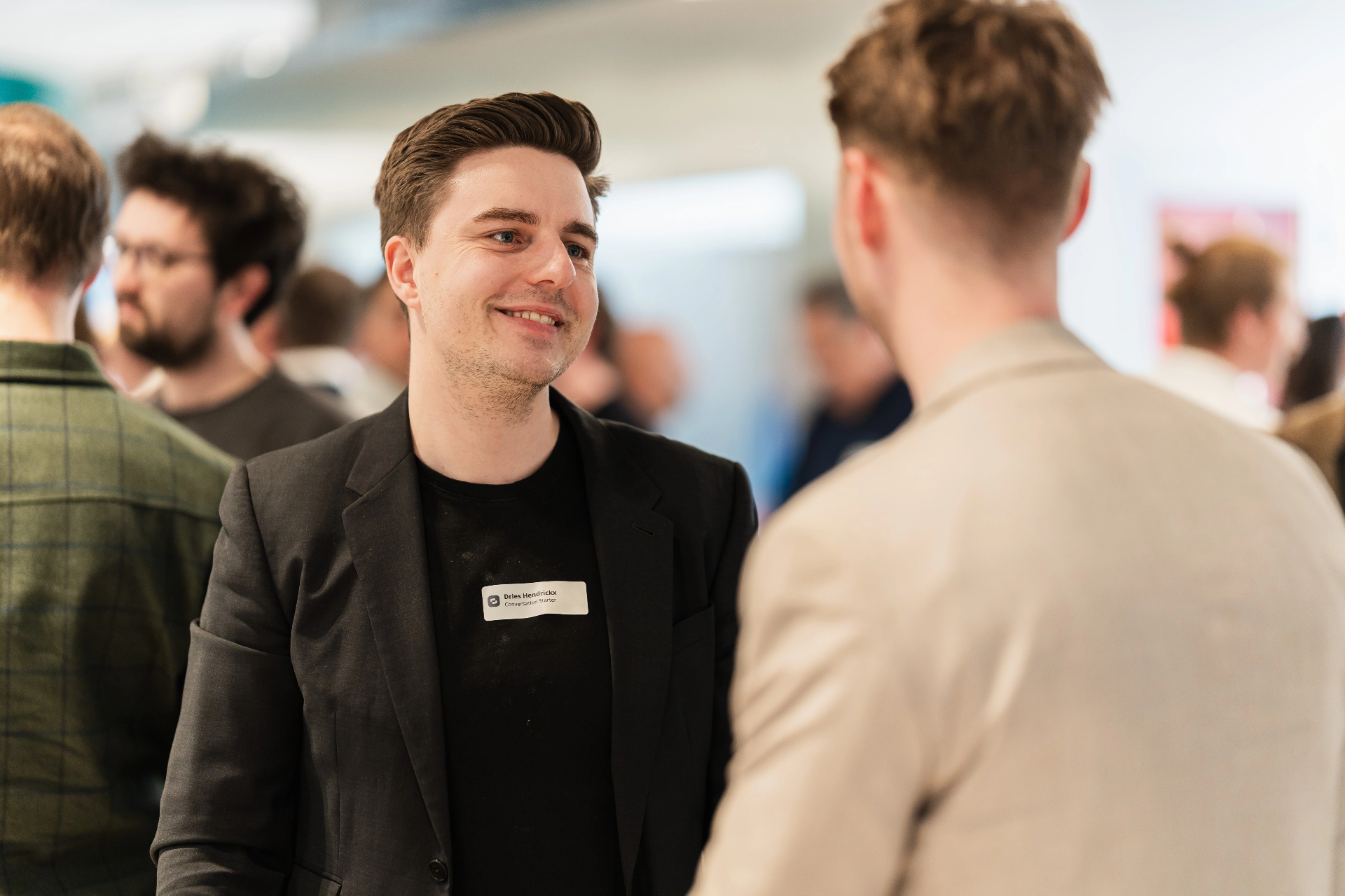 Zakenmensen wisselen contactgegevens uit op een conferentie voor de sync naar Salesforce
