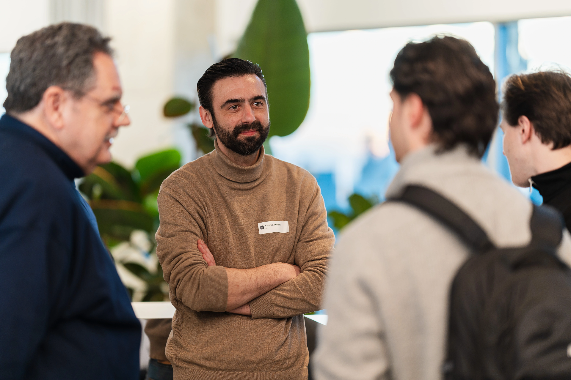 Salesprofessionals in gesprek op een B2B netwerkevent voor de sync naar HubSpot